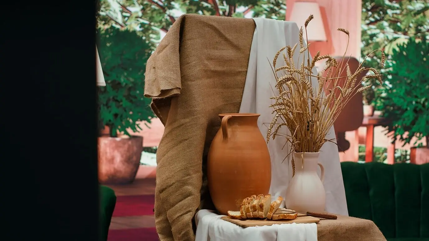 Leeres Künstleratelier, in dem ein rustikales Aquarellgemälde auf Leinwand präsentiert wird.